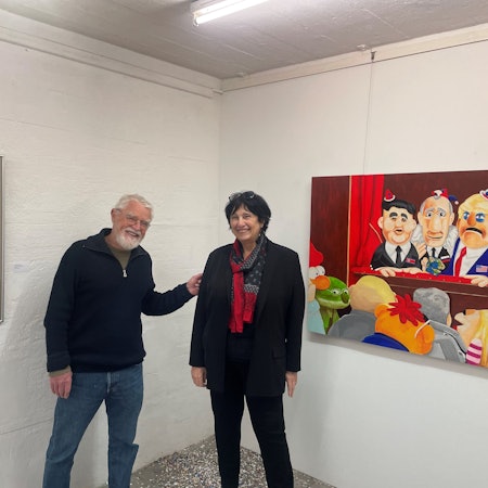 Ellen Loh-Bachmann und Klaus Wolf vor zwei Werken.