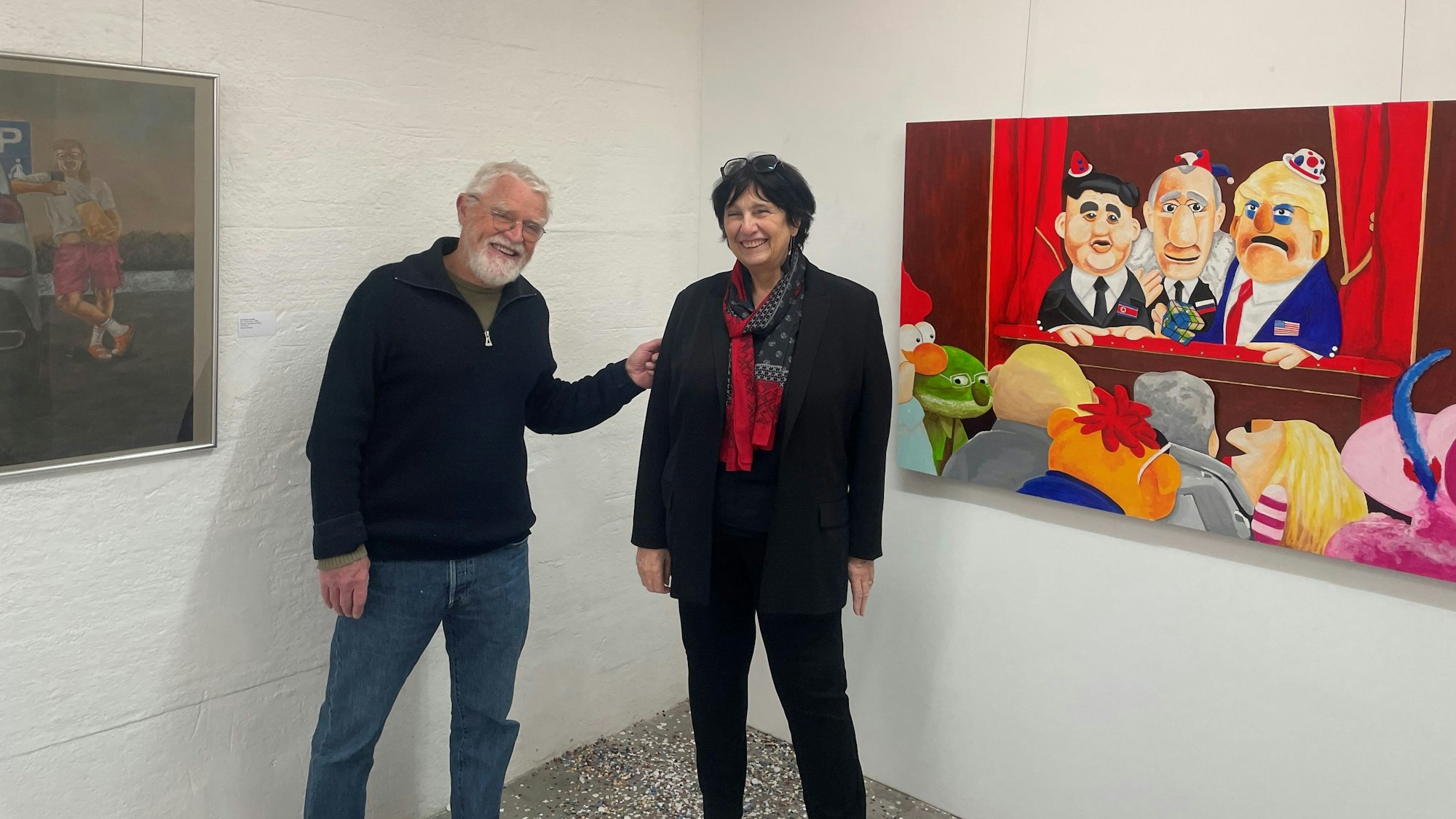 Ellen Loh-Bachmann und Klaus Wolf vor zwei Werken.