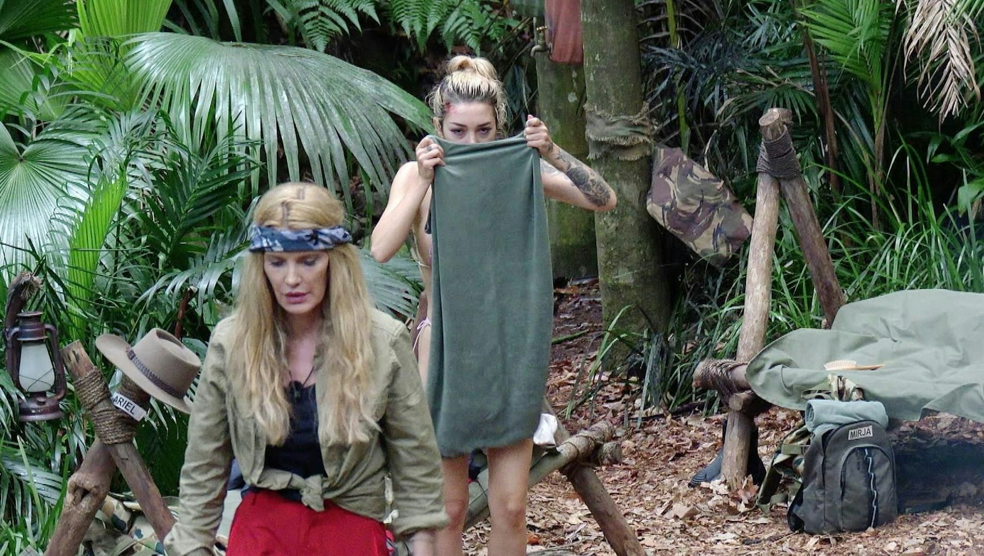 Hygiene-Zoff: Ariel möchte sich waschen, unterstellt allerdings den Mitcampern, dass sie sich an ihrem Handtuch vergriffen haben. (Bild: RTL)