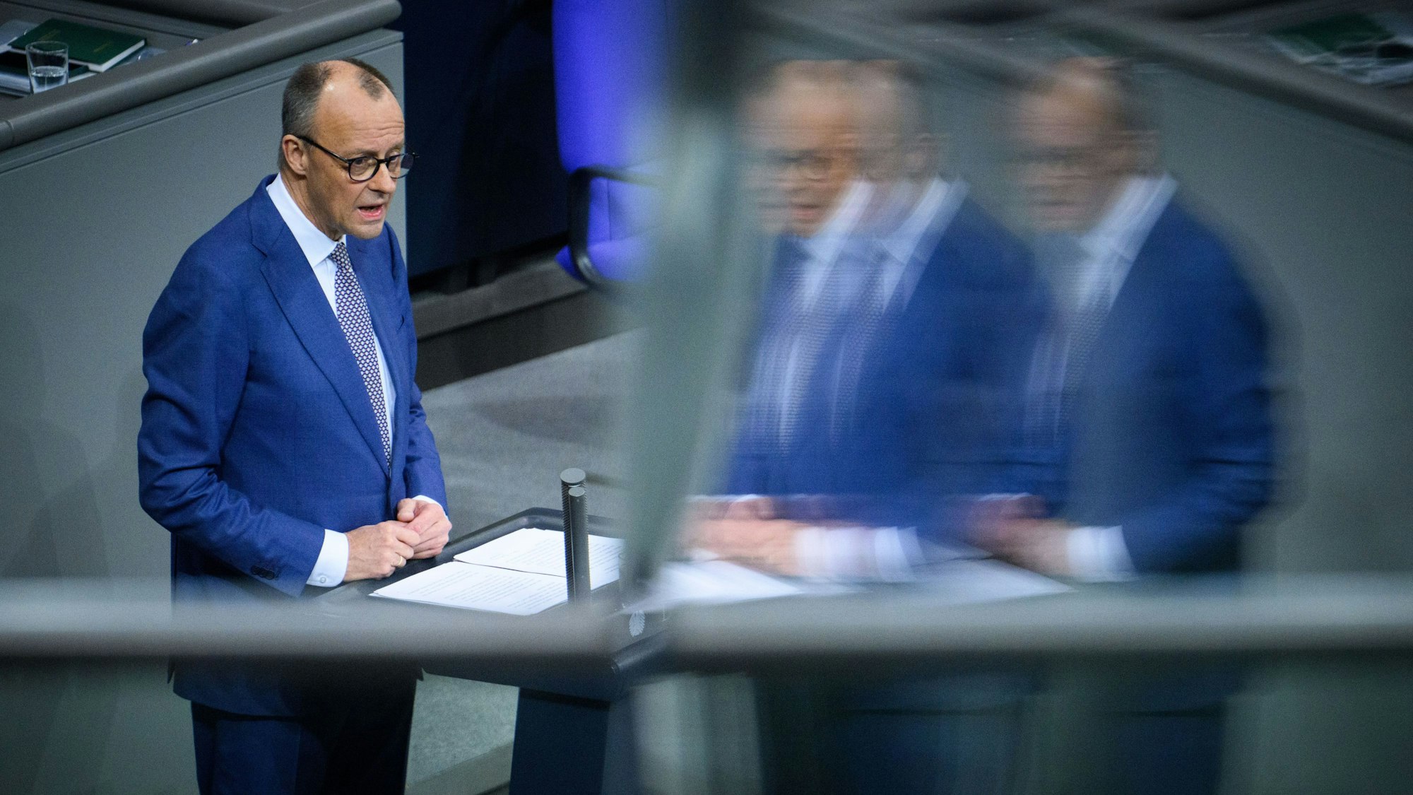 Bundeskanzler Friedrich Merz (CDU) gibt in der 56. Plenarsitzung der 21. Legislaturperiode im Deutschen Bundestag eine Regierungserklärung zur aktuellen außenpolitischen Lage ab.