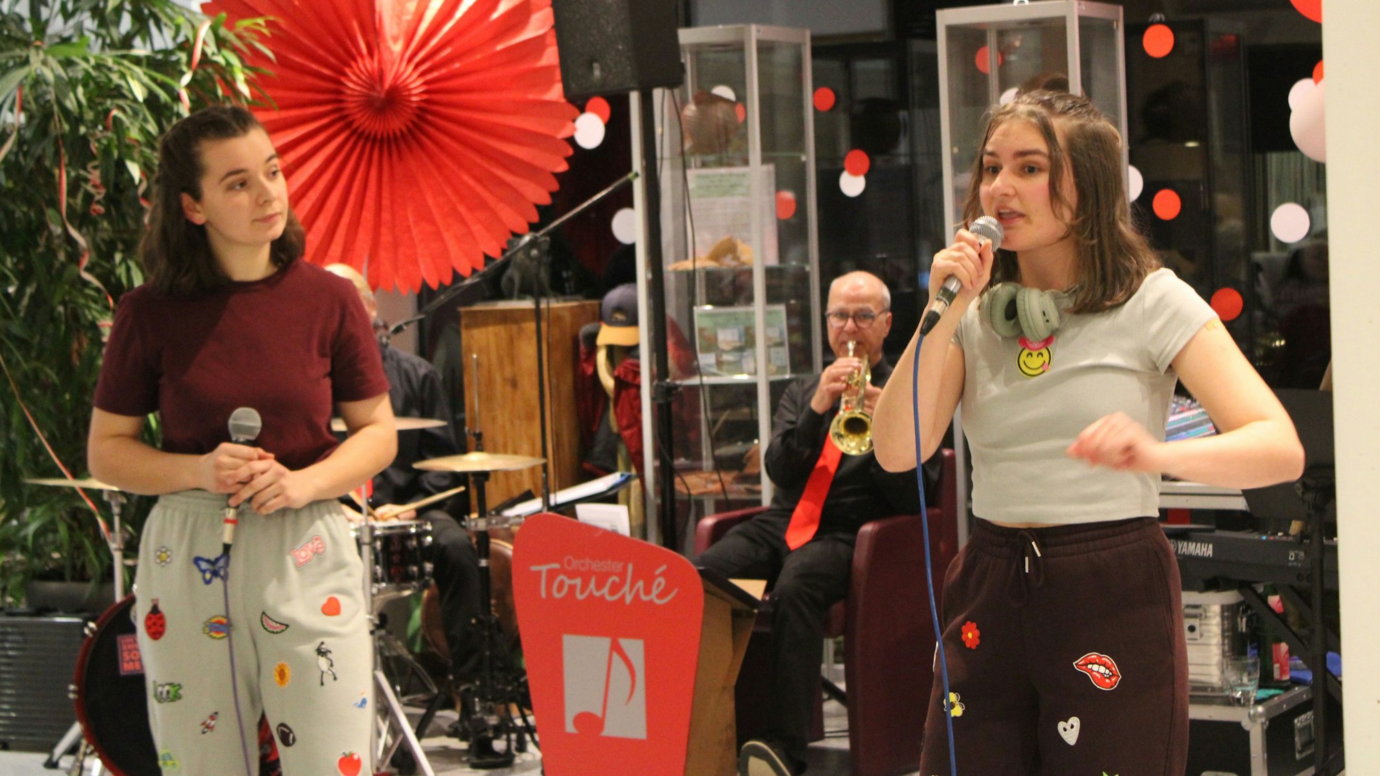 Celina Sysk (22) und Luisa Klüser (21) sind in Lohmar aufgewachsen und treten als "Die Zwei Fründinne" als Büttenrednerinnen auf.