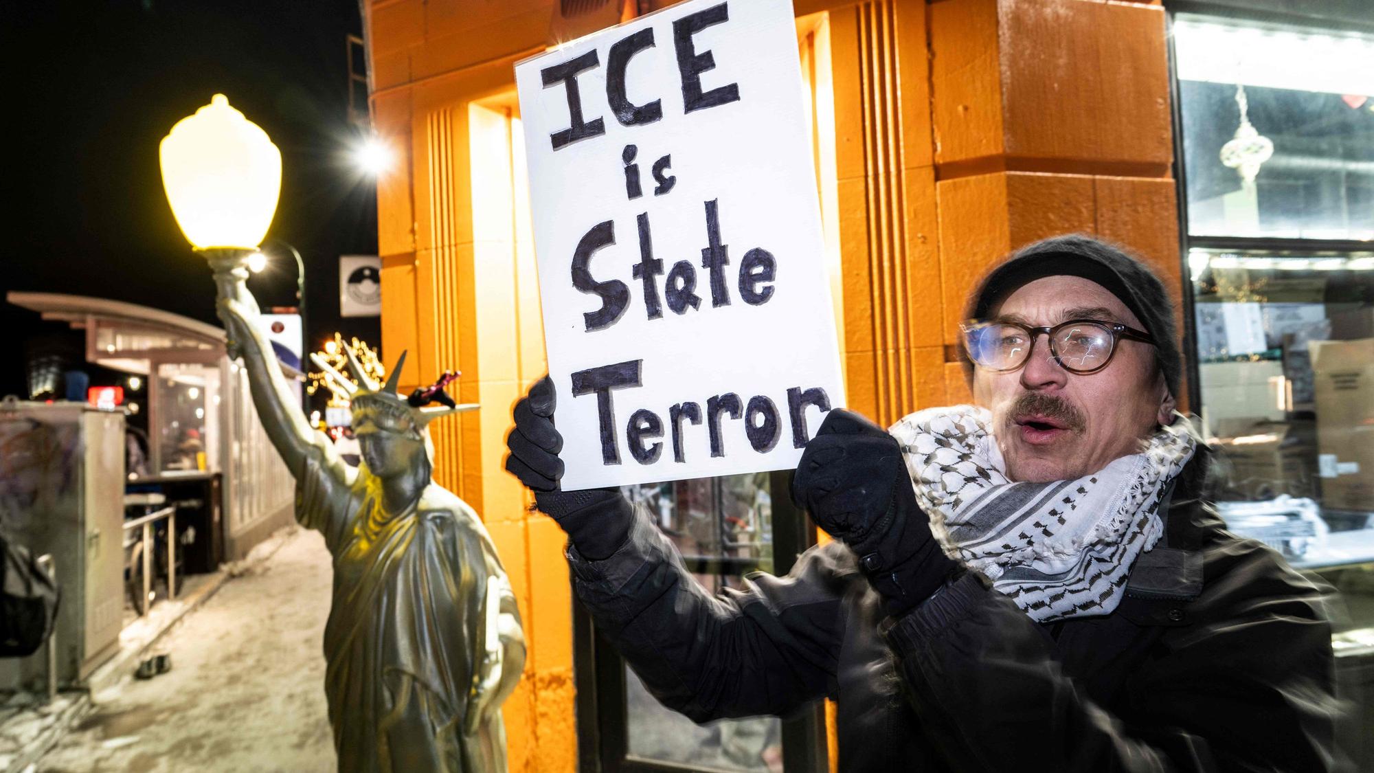 Protestierende in Minneapolis halten Plakate hoch gegen den Kurs der Trump-Regierung.