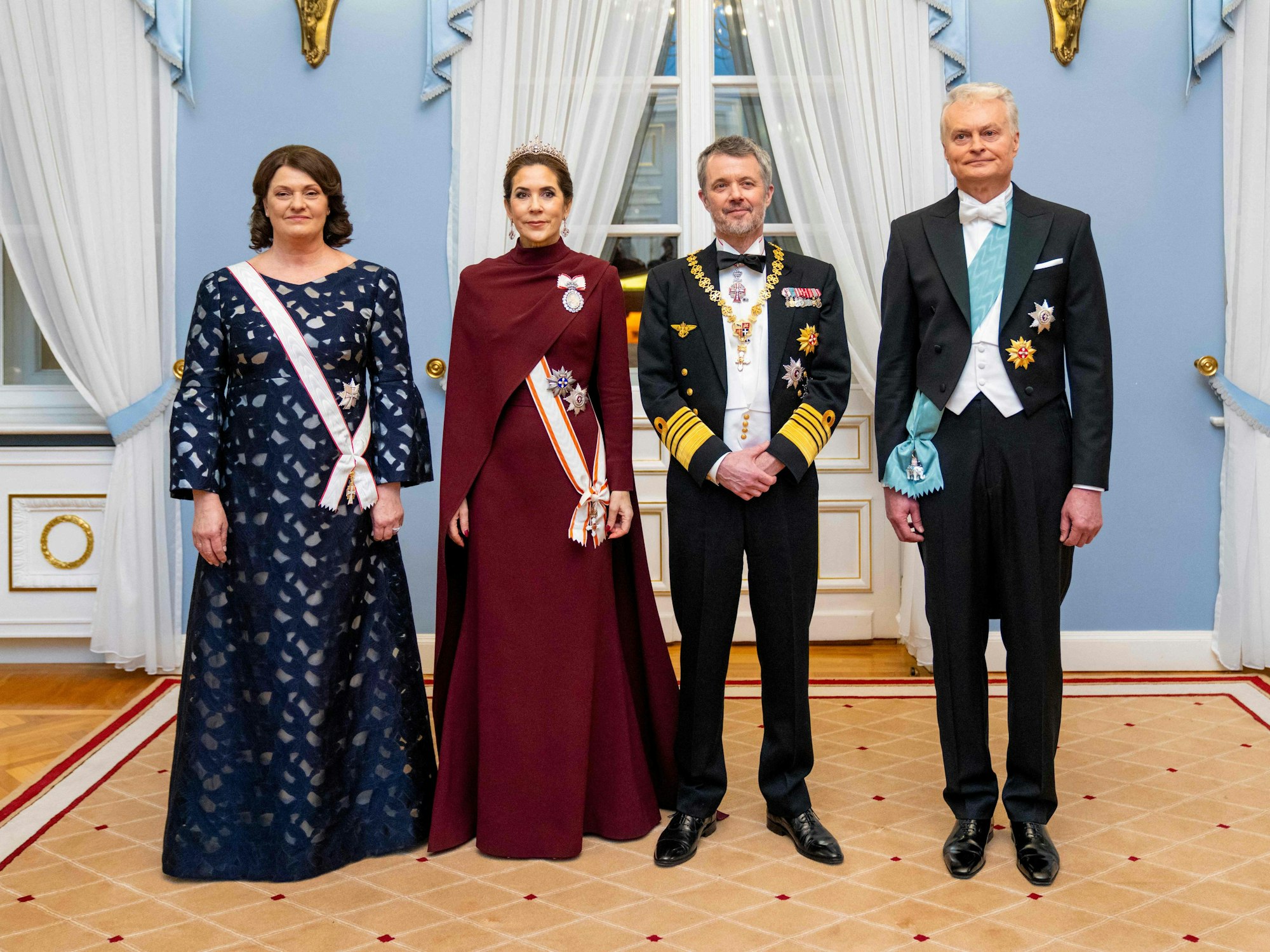 König Frederik X. (2. v. r.) und Königin Mary von Dänemark (2. v. l.) posieren gemeinsam mit Litauens Präsident Gitanas Nausėda (r.) und First Lady Diana Nausėdienė (l.) beim Empfang der Gäste zum Staatsbankett im Präsidentenpalast von Vilnius.