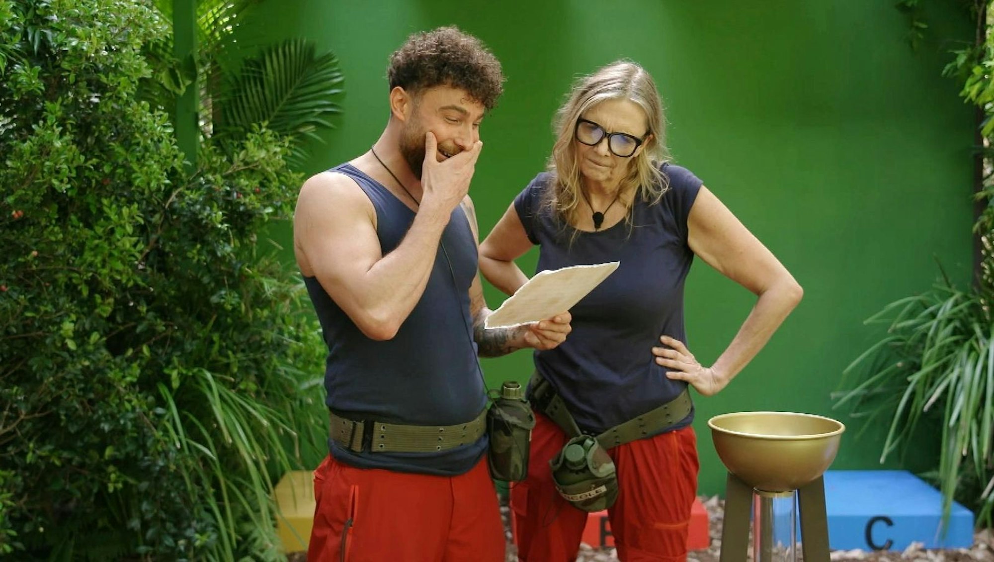 Auf ihrer Schatzsuche bekleckern sich die Chaos-Camper Umut und Nicole nicht gerade mit Ruhm. Dafür mit ekligen Flüssigkeiten. (Bild: RTL)