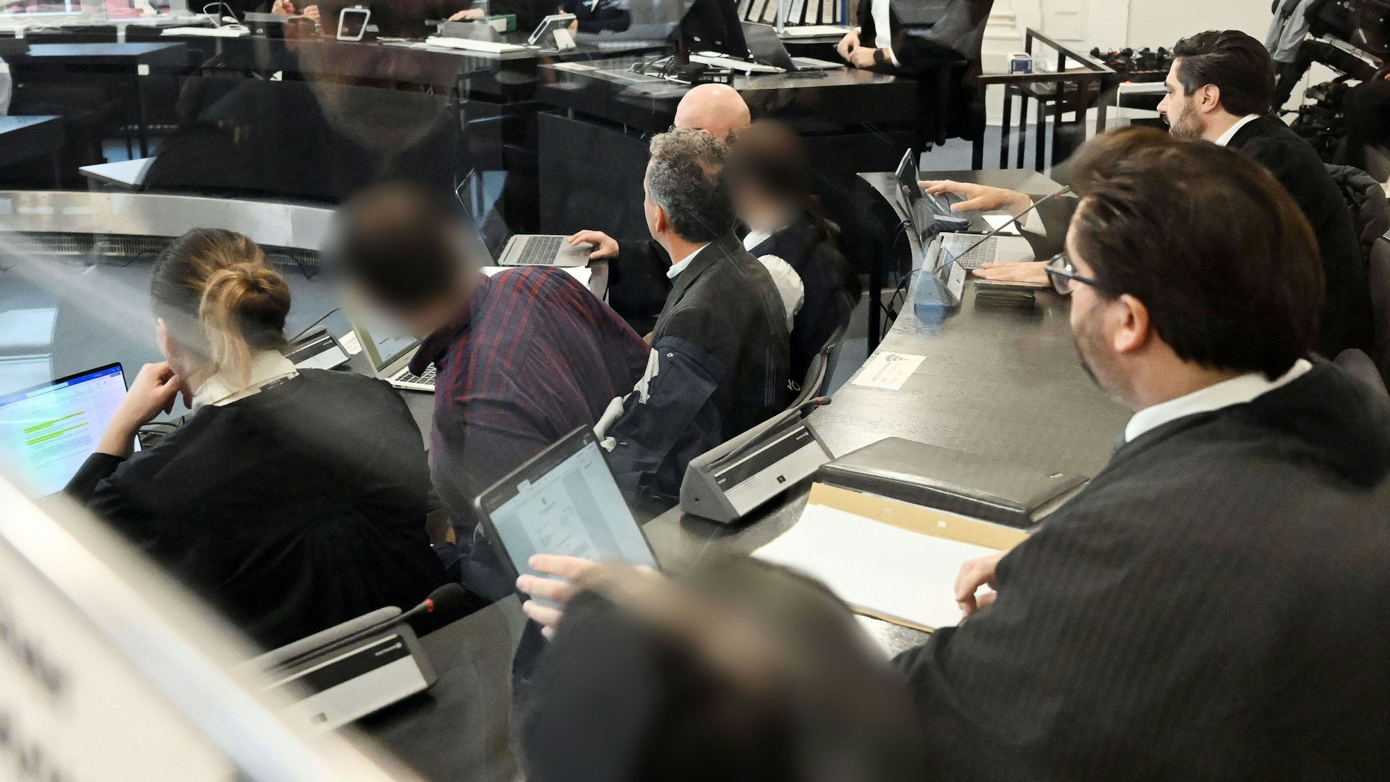 Blick auf die Anklagebank im Schwurgerichtssaal des Landgerichts zu einem Prozess wegen eines tödlichen Brands in einer Pforzheimer Klinik. Ein Patient verbrannte in der Klinik, weil er auf seiner Liege mit Gurten fixiert war.