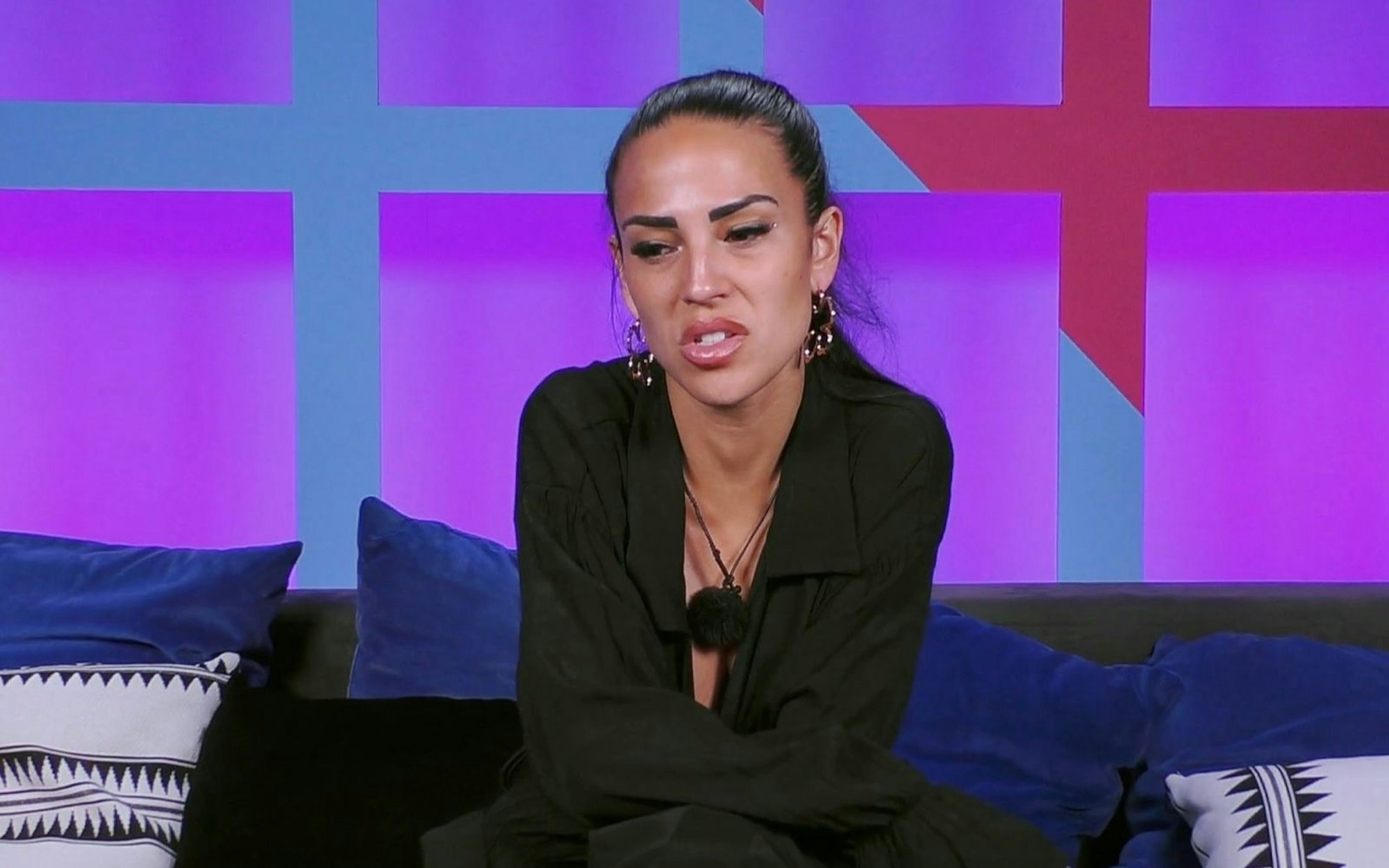 „Der kann gleich nach Hause gehen“, regt sich Elena über Leonidas auf. (Bild: RTL)