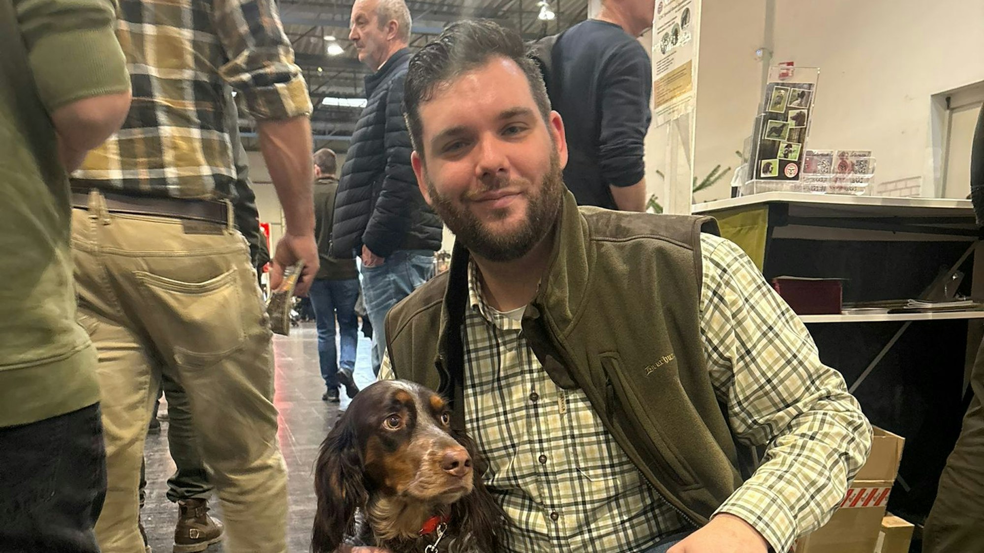 Züchter Alexander Siefert mit Alva, einer Hündin der Rasse Epagneul Picard