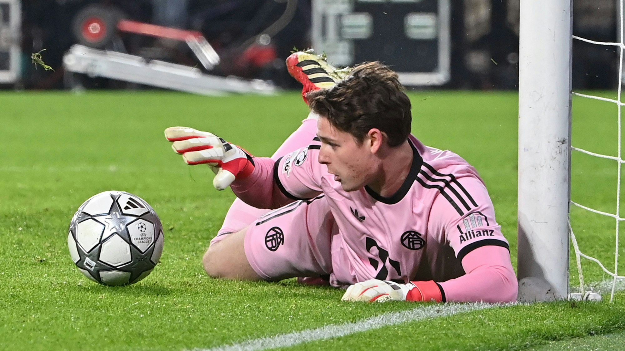 Jonas Urbig rettet dem FC Bayern München den Sieg in Eindhoven.