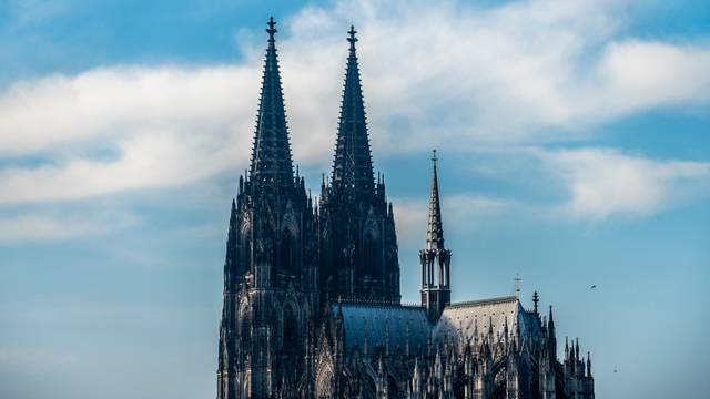 Sonne und Wolken wechseln sich in den kommenden Tagen in Köln ab (Archivbild des Kölner Doms vor Wolken).