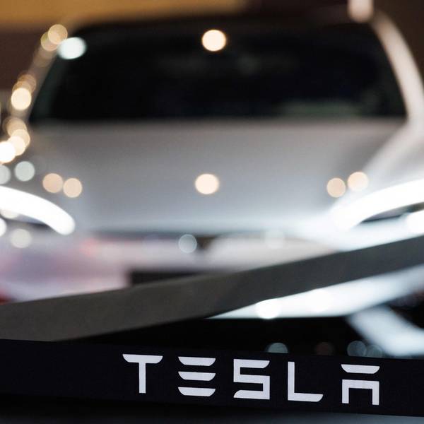 Ein Tesla steht in einem Autohaus.