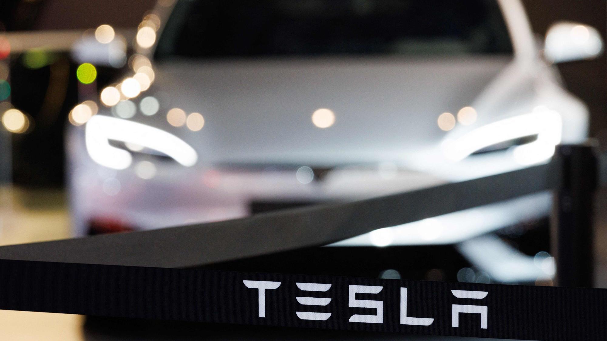 Ein Tesla steht in einem Autohaus.