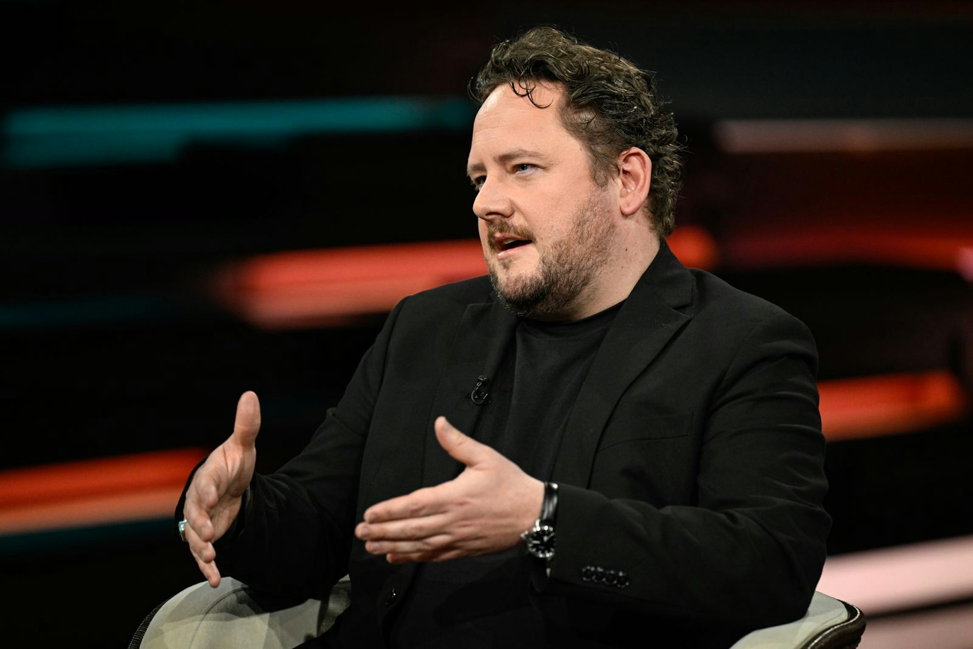 Die Behörde ICE habe zunehmend die Möglichkeit, „nahezu in Echtzeit-Überwachung Menschen zu lokalisieren“, sagte Journalist Florian Flade. (Bild: ZDF / Markus Hertrich)