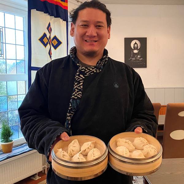 Zu sehen ist Gastronom Suolangzelan, der tibetische Teigtaschen in seinen Händen hält.