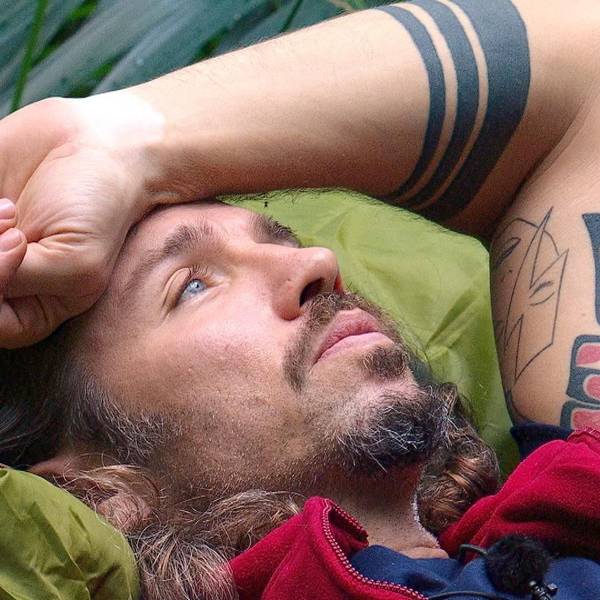 Gil Ofarim liegt auf seinem Bett im RTL-Dschungelcamp.