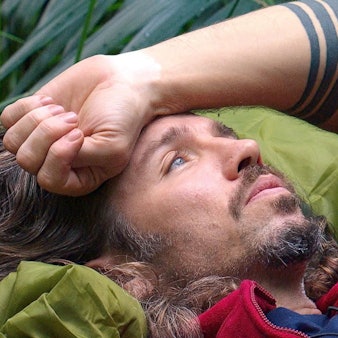 Gil Ofarim liegt auf seinem Bett im RTL-Dschungelcamp.
