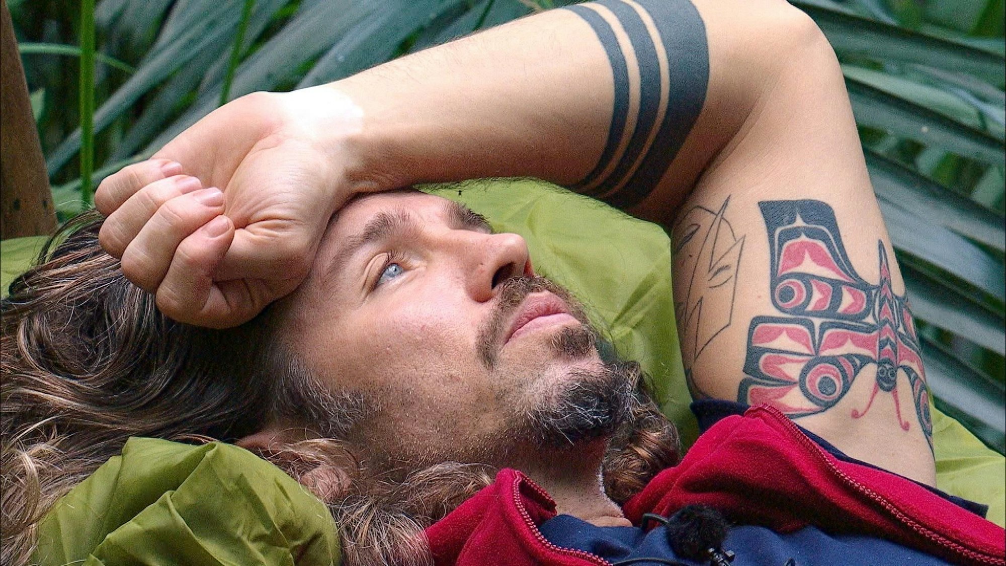 Gil Ofarim liegt auf seinem Bett im RTL-Dschungelcamp.