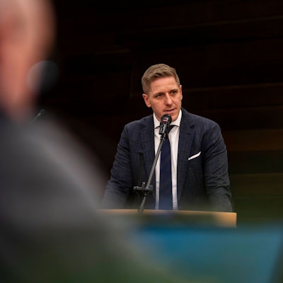 Das Bild zeigt den Chef des Kreises Euskirchen während seiner Rede im Kreishaus.