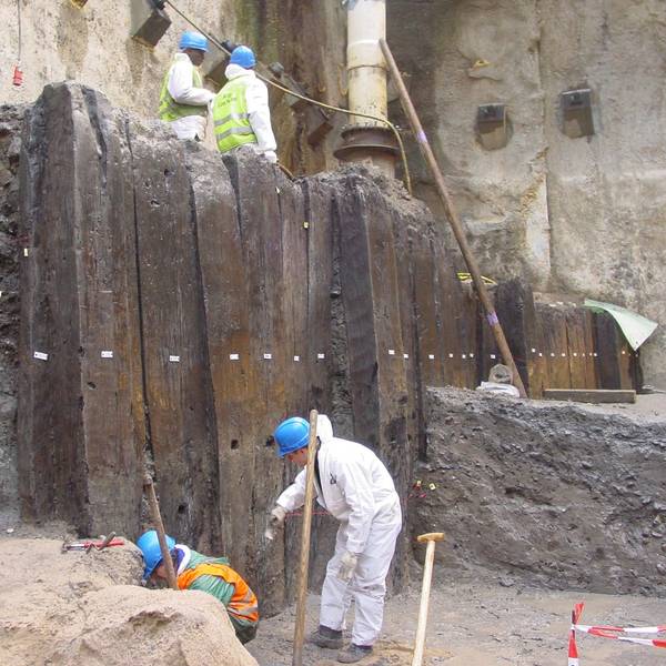 Archäologen vor einer römischen Pfahlwand