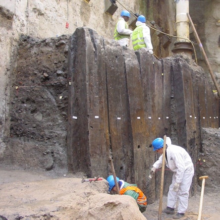 Archäologen vor einer römischen Pfahlwand