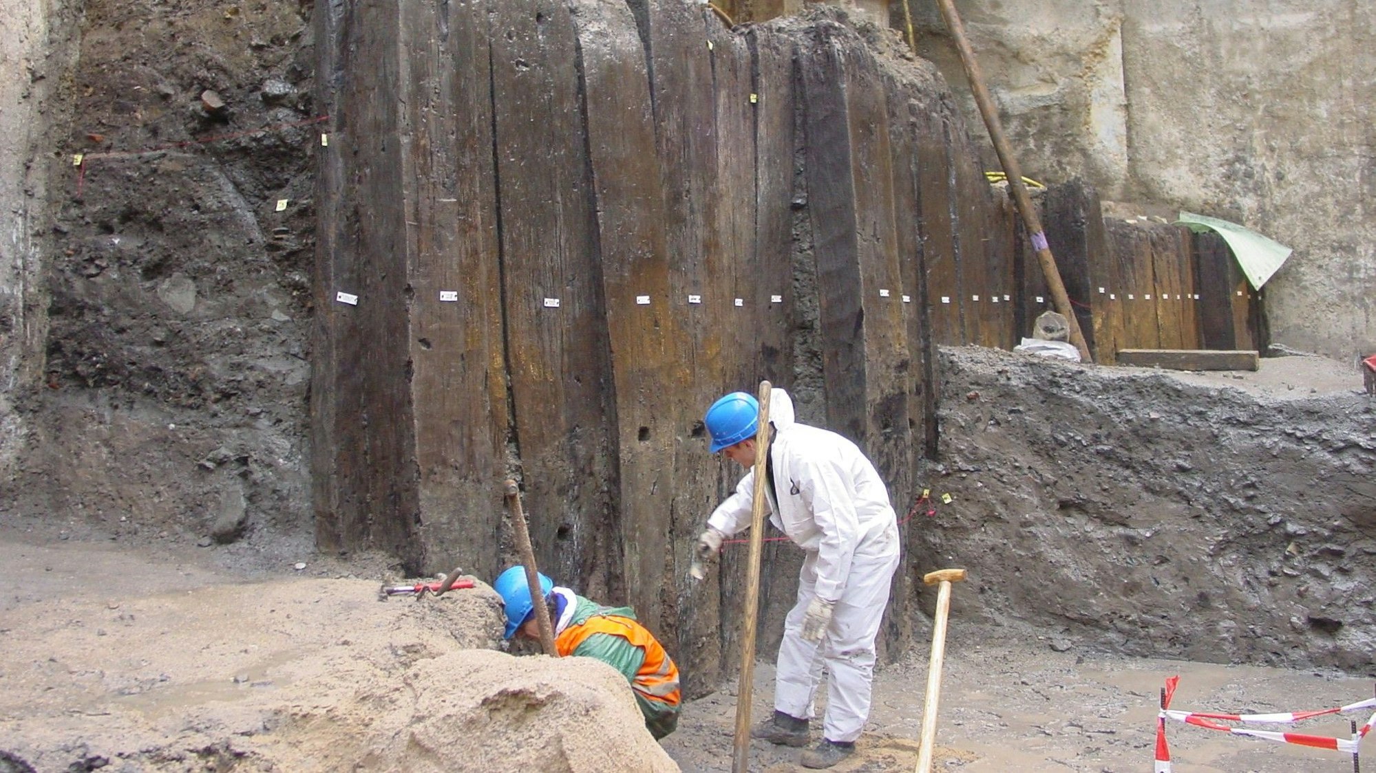 Archäologen vor einer römischen Pfahlwand