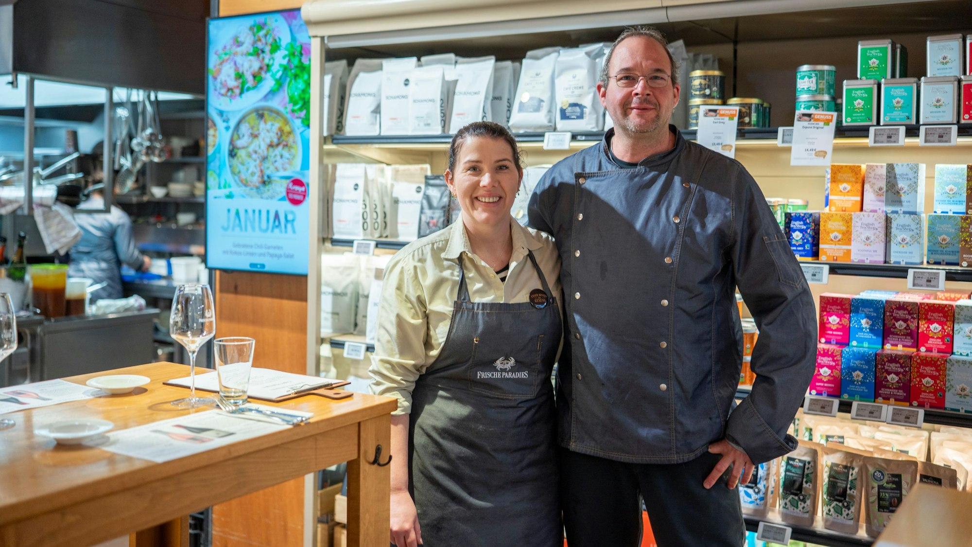 Viktoria Braun und Heiko Müller sind im Bistro zu sehen.