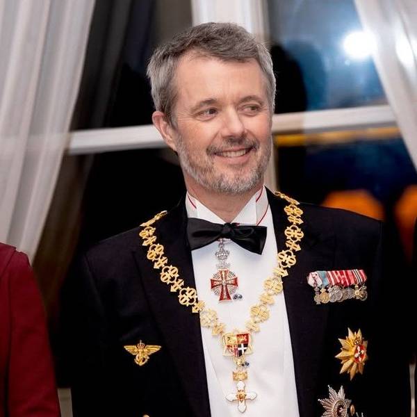 König Frederik und Königin Mary strahlen.