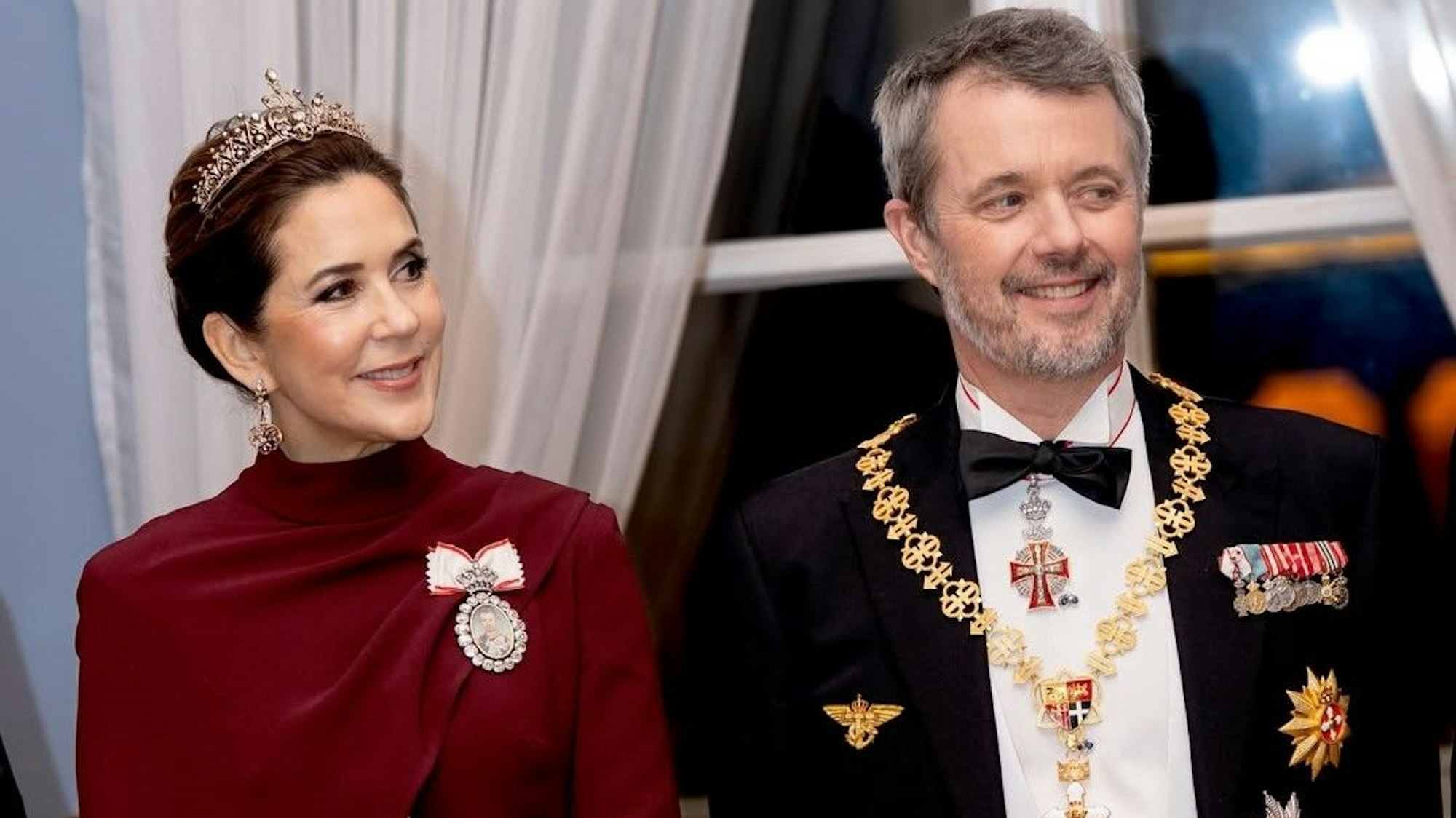 König Frederik und Königin Mary strahlen.