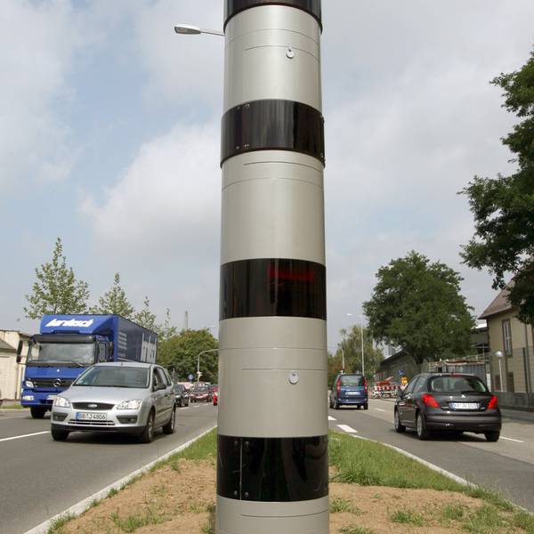 Radar-Tempomessgeräte – oder sogenannte Blitzersäulen – sollen die Geschwindigkeit in der Baustelle auf der A4 bei Köln kontrollieren. (Archivbild)