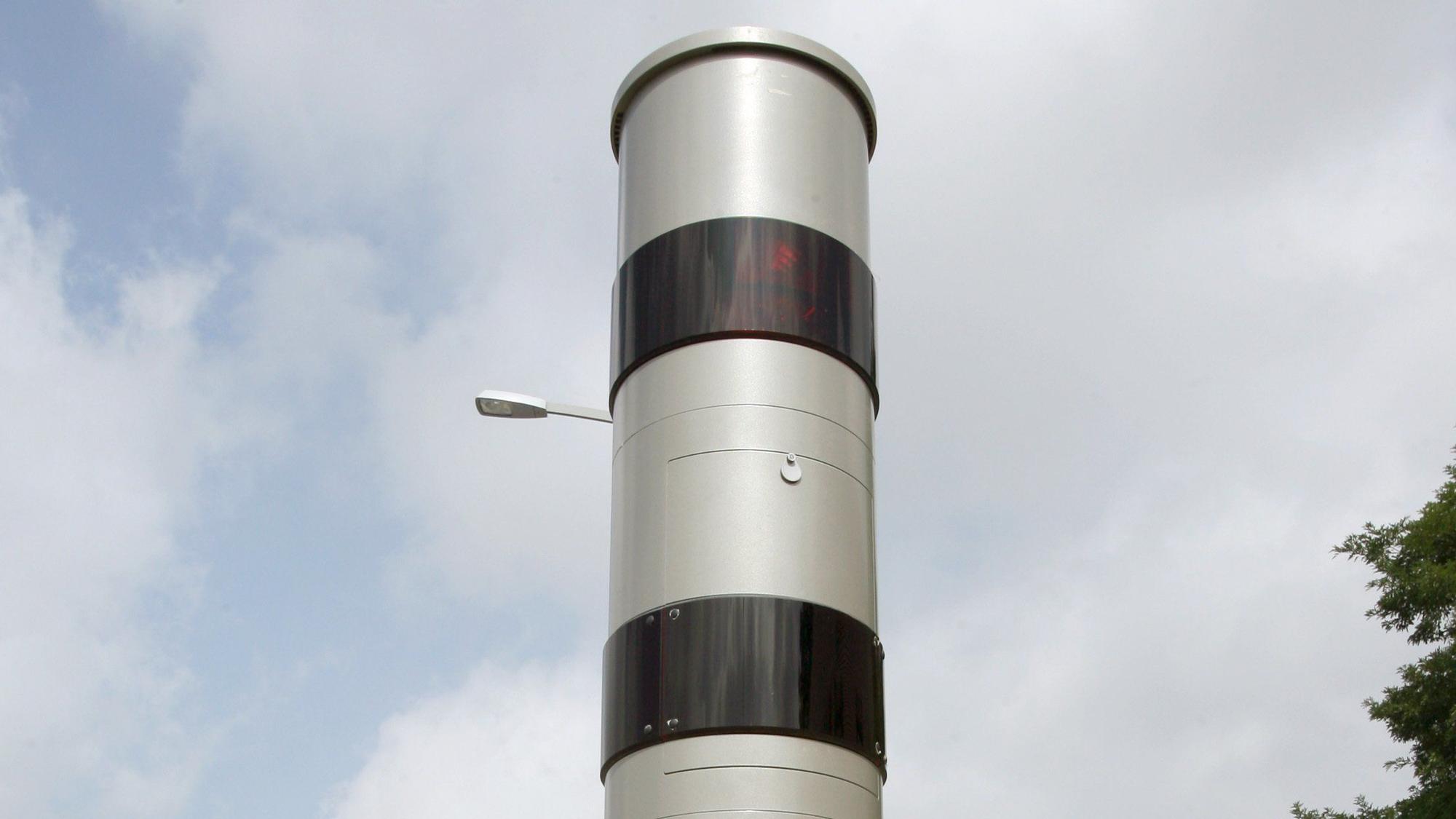 Radar-Tempomessgeräte – oder sogenannte Blitzersäulen – sollen die Geschwindigkeit in der Baustelle auf der A4 bei Köln kontrollieren. (Archivbild)