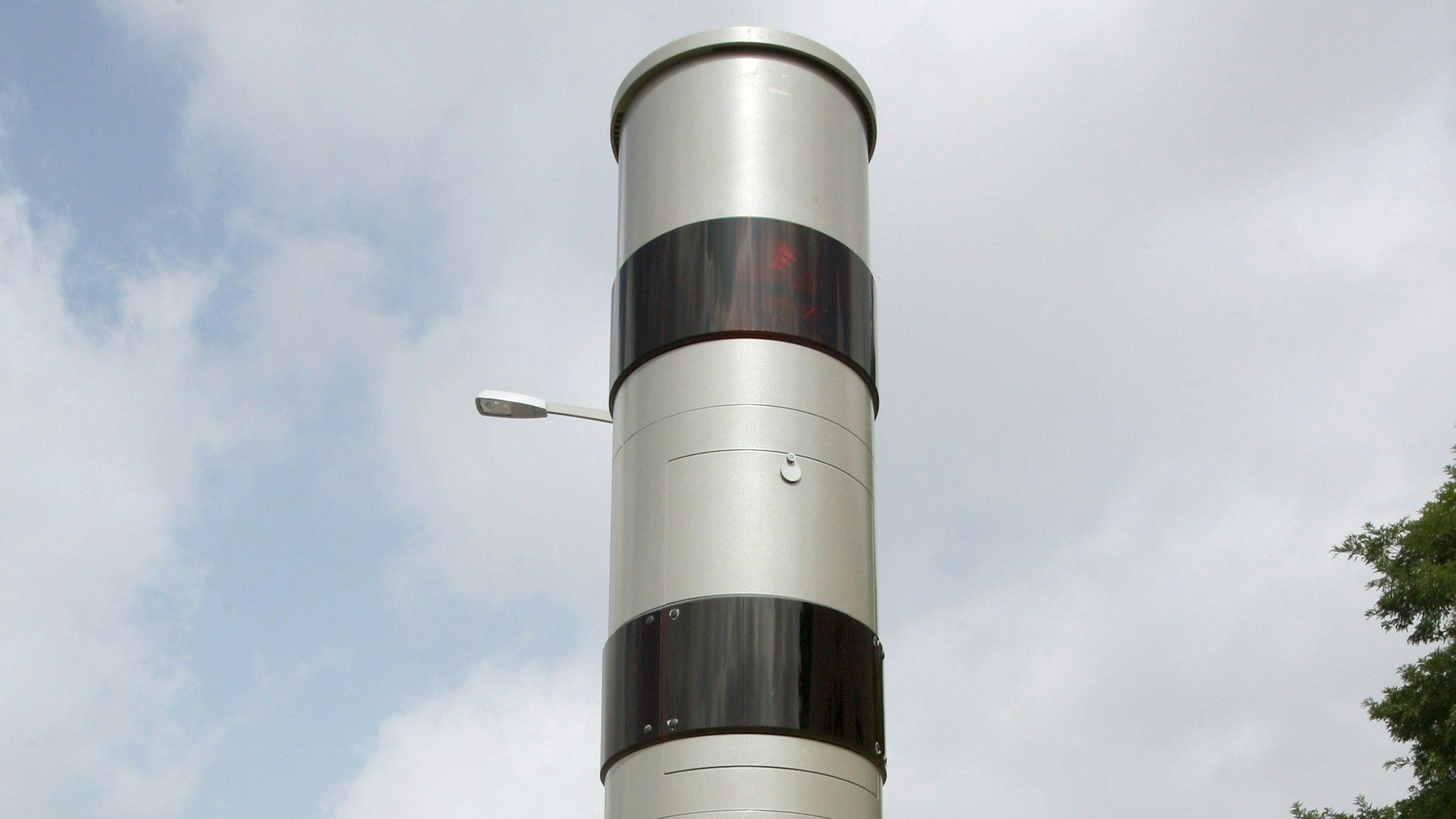 Radar-Tempomessgeräte – oder sogenannte Blitzersäulen – sollen die Geschwindigkeit in der Baustelle auf der A4 bei Köln kontrollieren. (Archivbild)