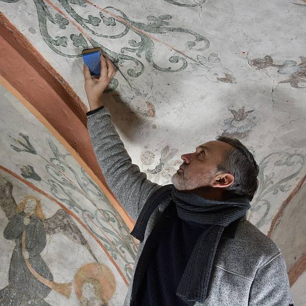 Das Foto zeigt Restaurator Christian Rubin bei der Arbeit in der Kirche in Nümbrecht-Marienberghausen.