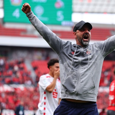 Trainer Stefan Ruthenbeck feiert den Gewinn der deutschen Meisterschaft.