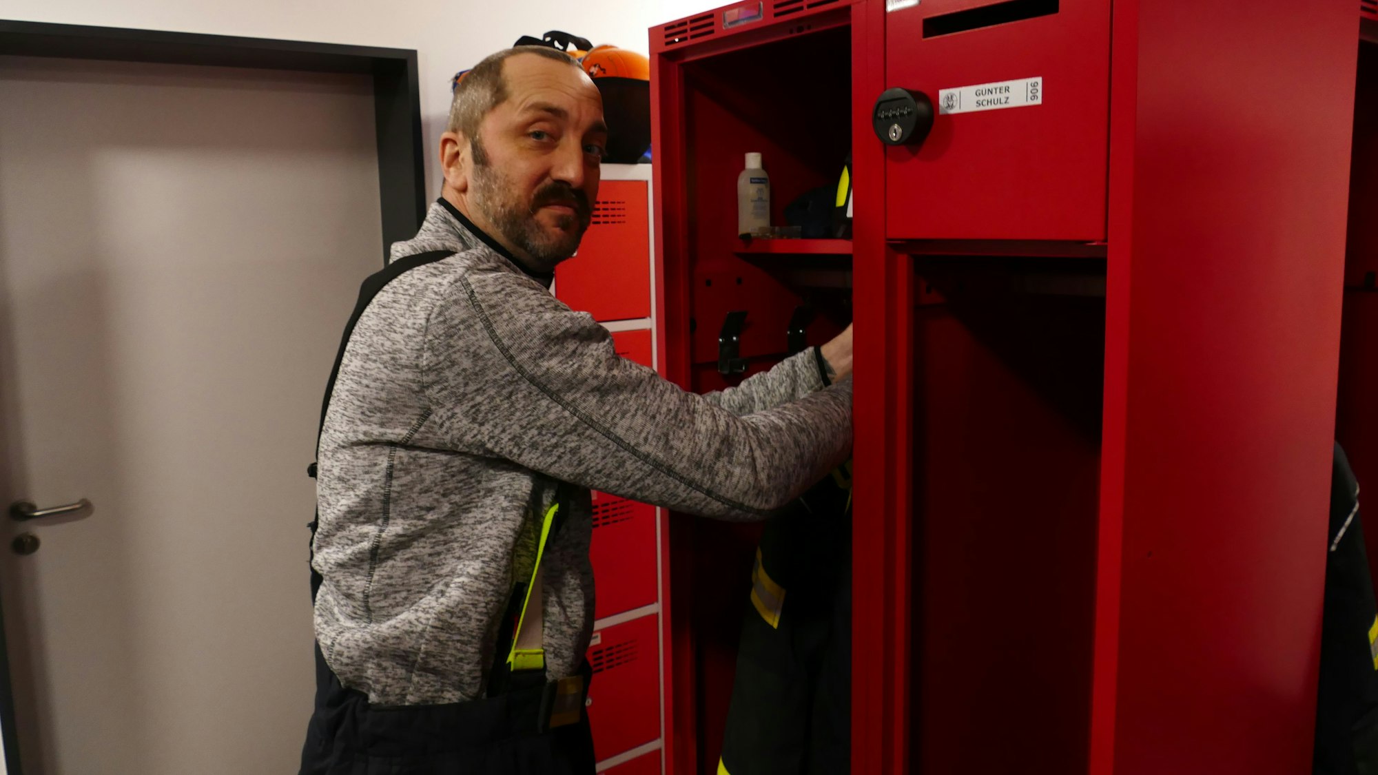 In seinem Spind im Altenrather Feuerwehrhaus hängt noch eine Uniform - Günter Schulz brennt darauf, sie anzuziehen.