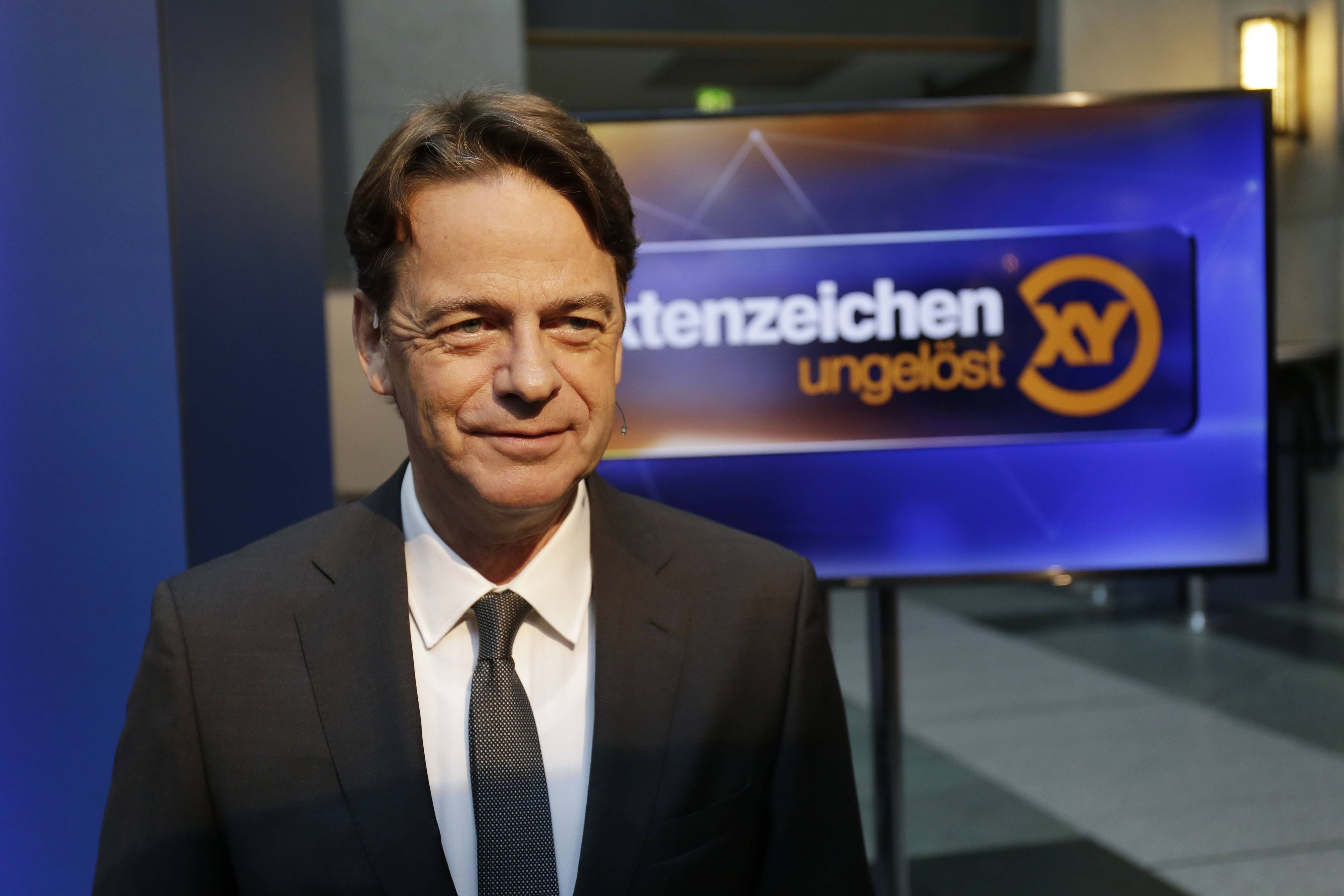 Rudi Cerne vor Bildschirm.