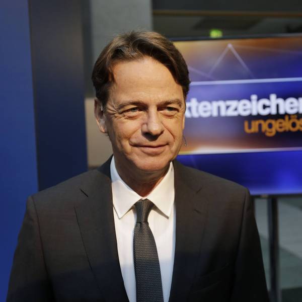 Rudi Cerne vor Bildschirm.