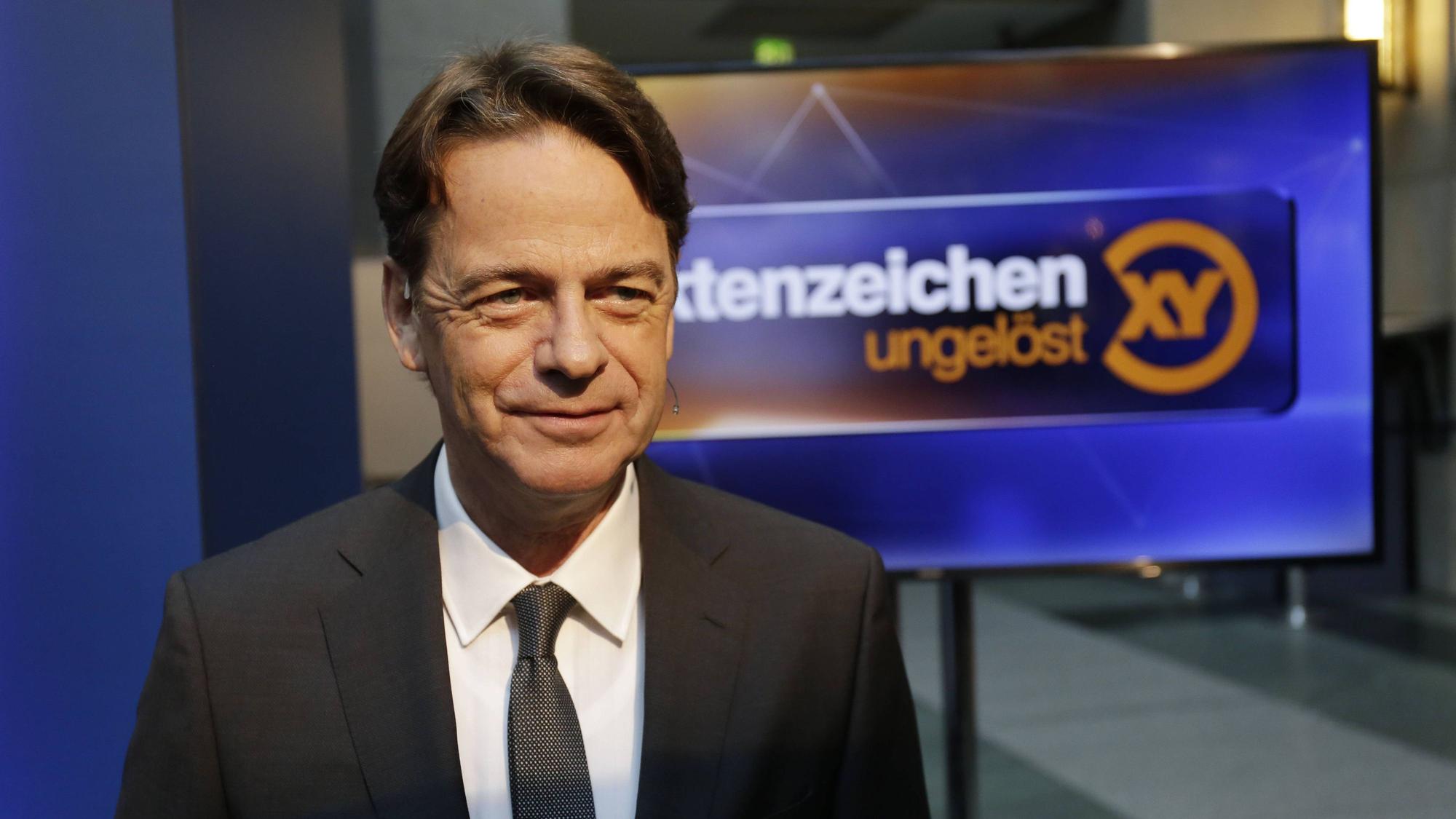 Rudi Cerne vor Bildschirm.