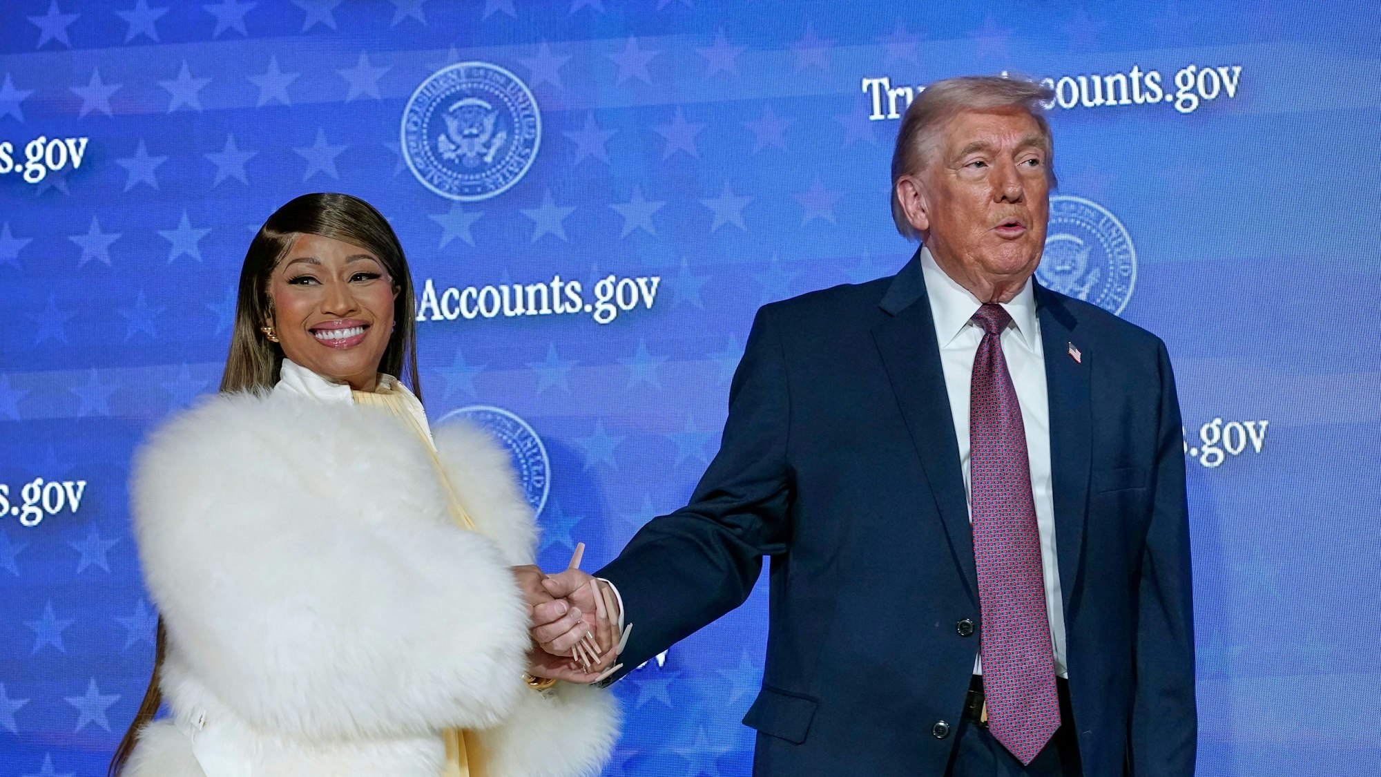 Nicki Minaj und US-Präsident Donald Trump stehen auf der Bühne während des Starts eines Programms, das als Trump Accounts bekannt ist, im Andrew W. Mellon Auditorium.