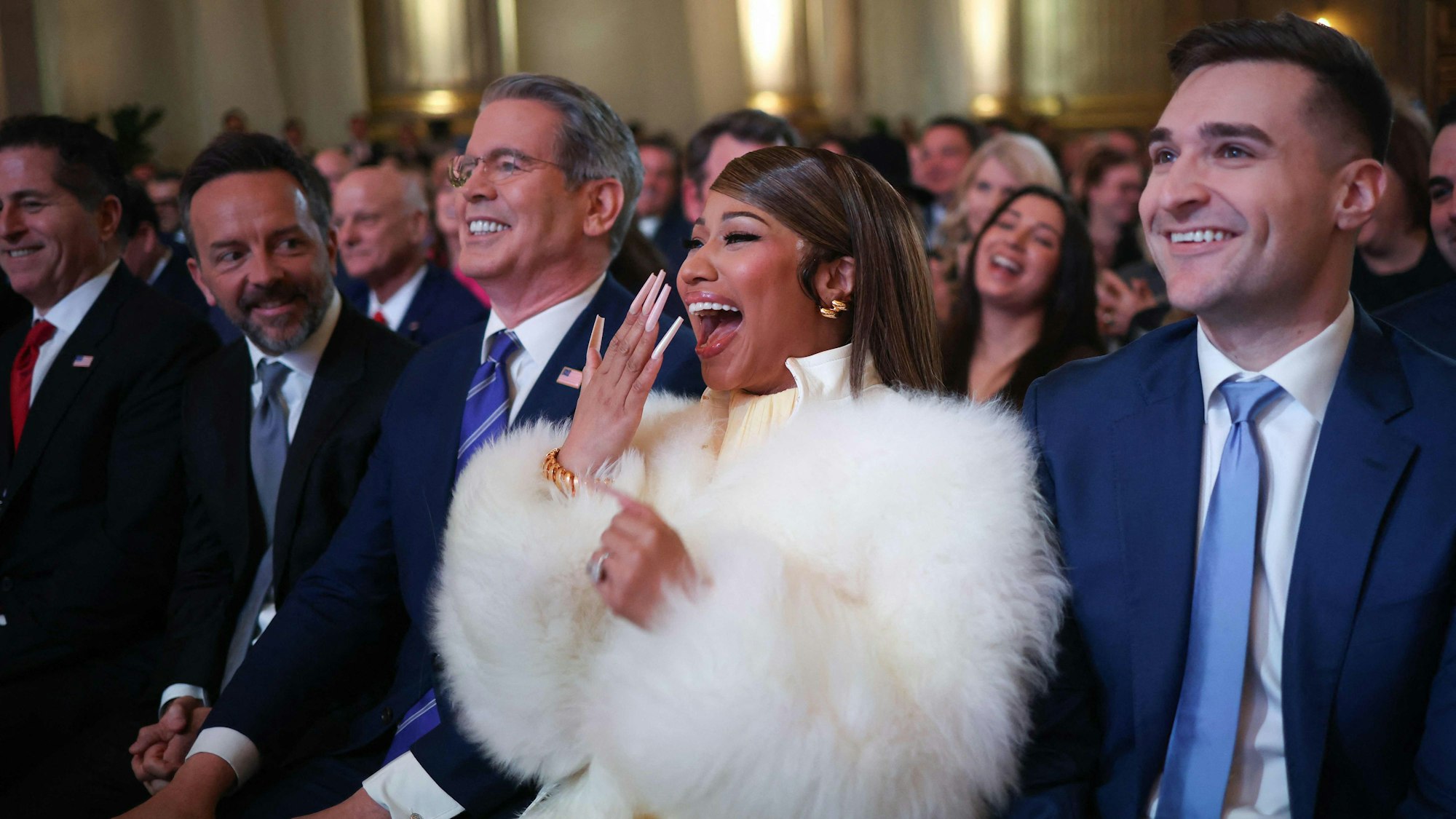 Die Musikerin Nicki Minaj lacht während einer Rede von US-Präsident Donald Trump auf dem Trump Accounts Summit des Finanzministeriums mit US-Finanzminister Scott Bessent (l) im Andrew W. Mellon Auditorium am 28. Januar 2026 in Washington, DC.