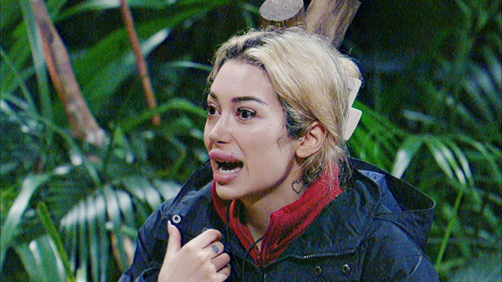 Über was man sich alles aufregen kann! Ariel zettelt Wirbel um fehlende Handtücher und handfesten Streit um die Schlafplätze an. (Bild: RTL)