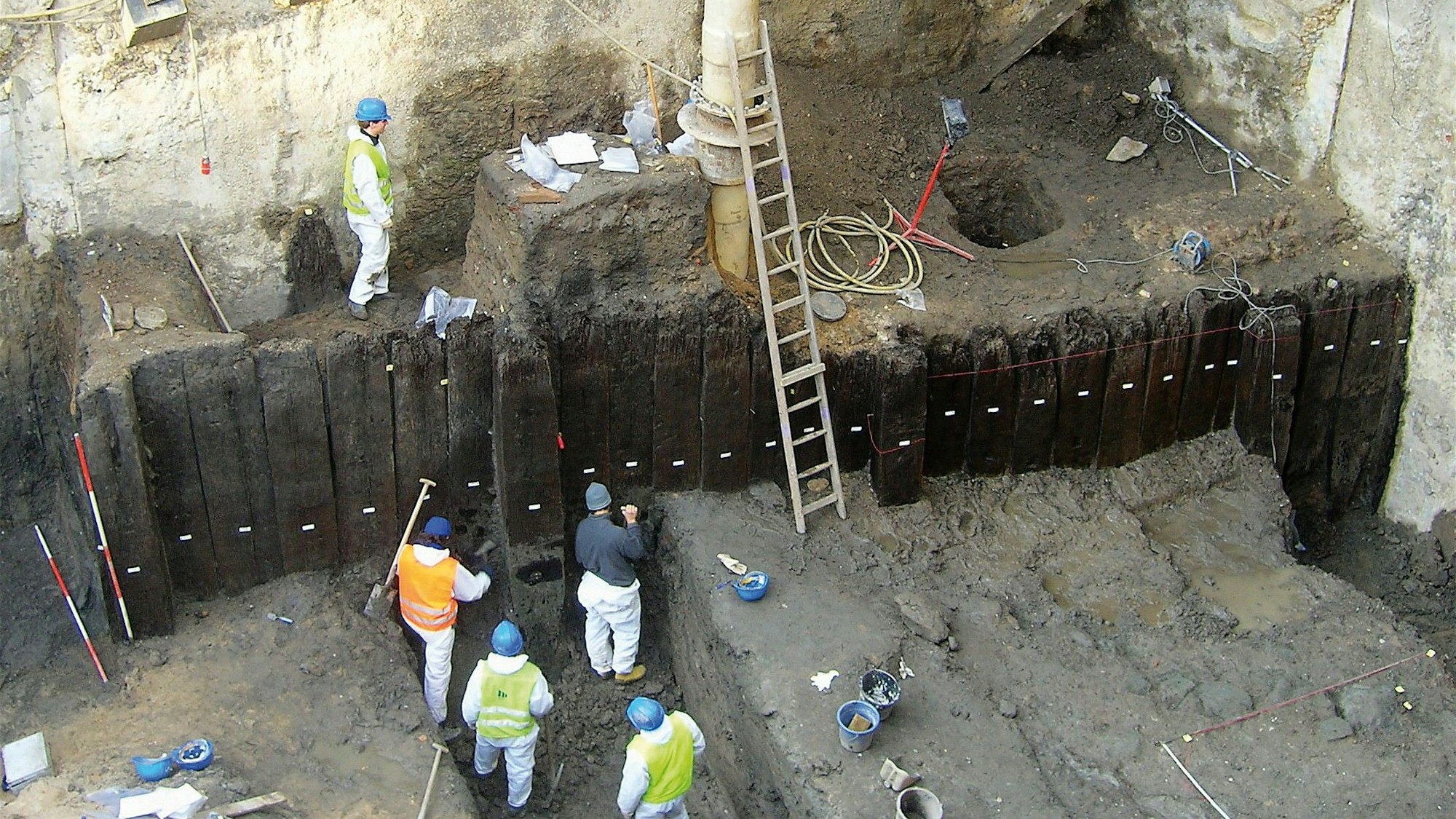 Blick von oben auf die römische Pfahlwand in der Baugrube am Wallraf-Richartz-Museum