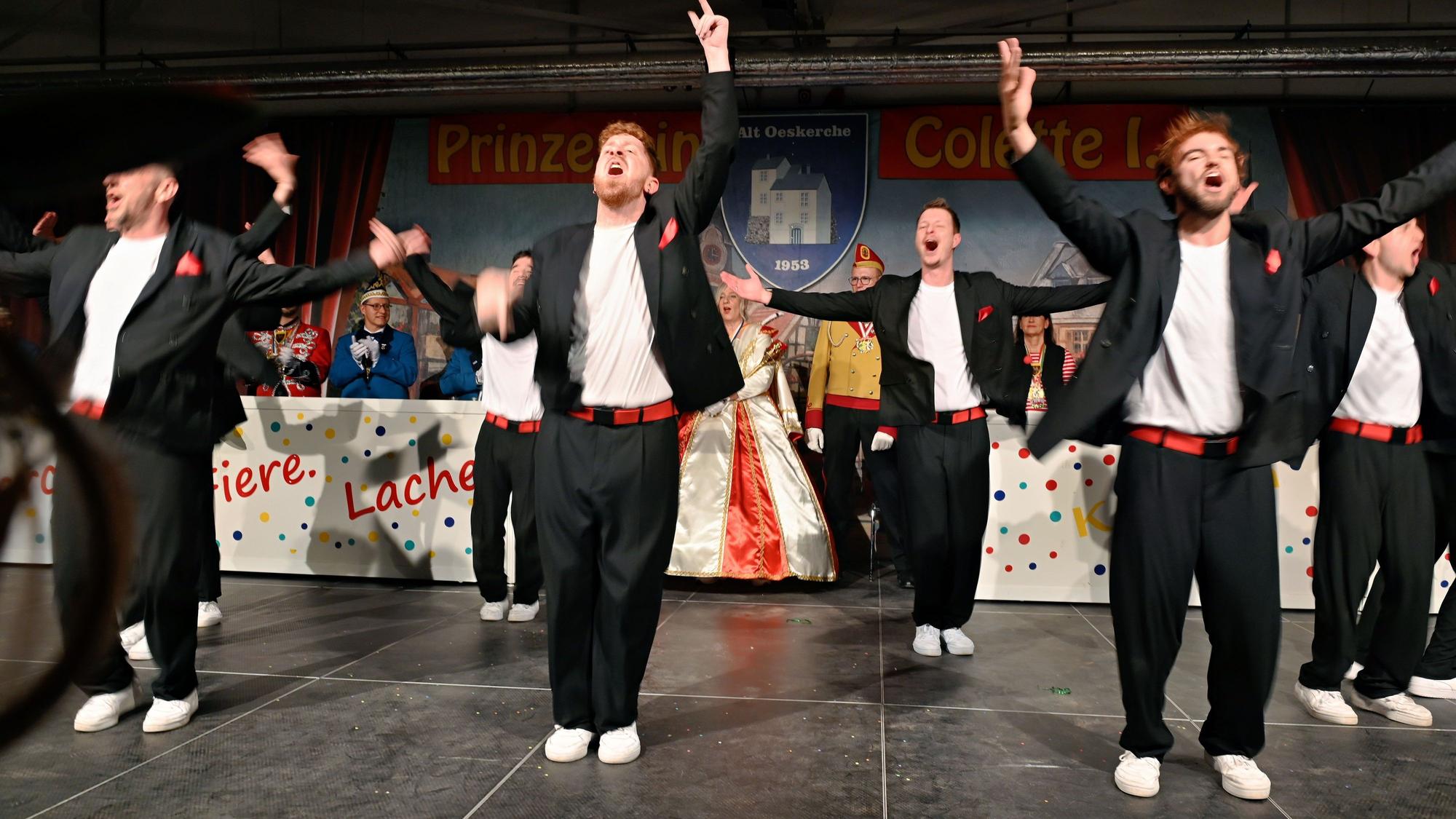 Das Bild zeigt einen Teil der Tänzer der Fauth Dance Company Gentleman.