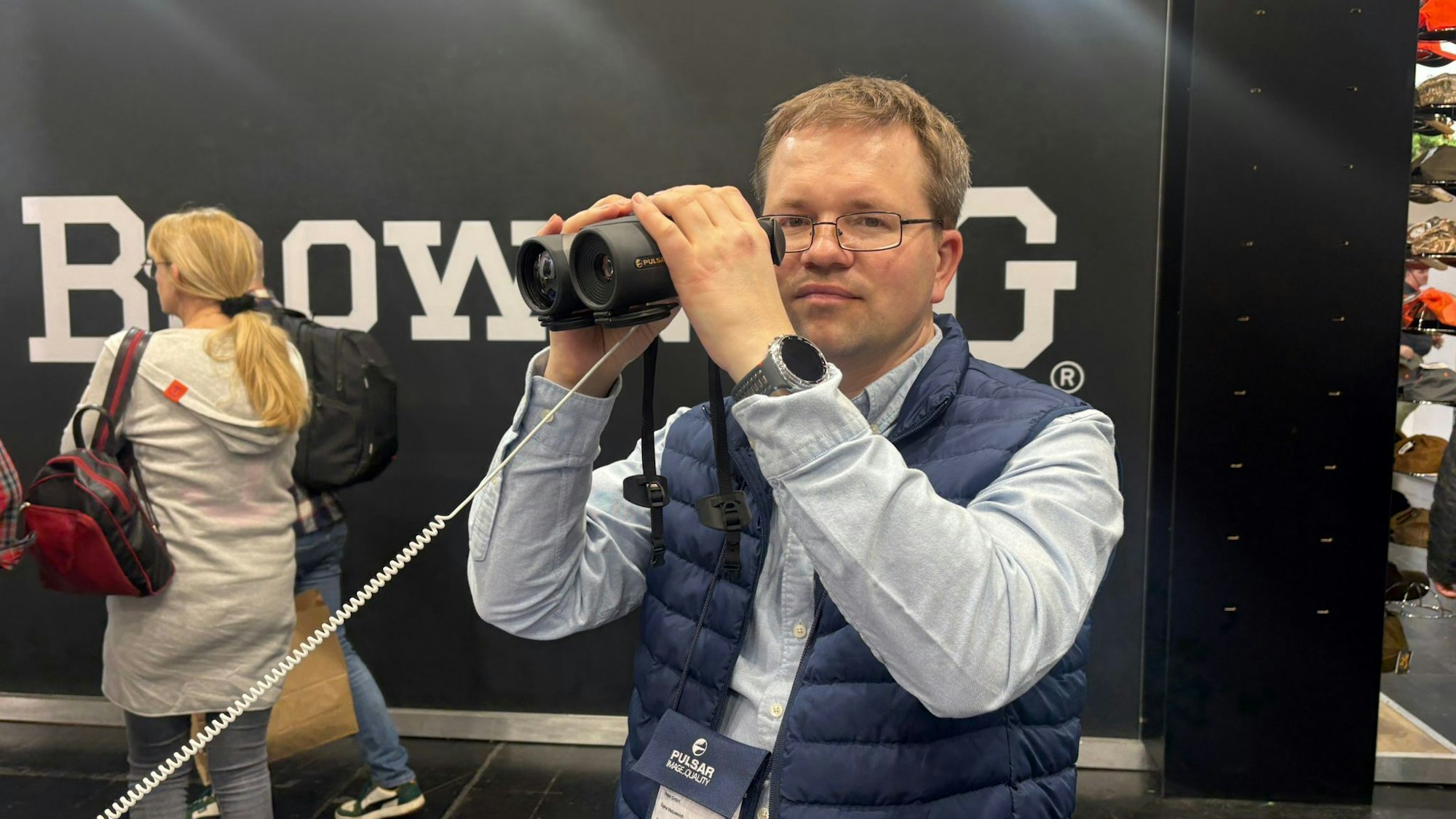 Eugene Matusevich zeigt ein neues digitales Wärmebildgerät für Tag und Nacht.