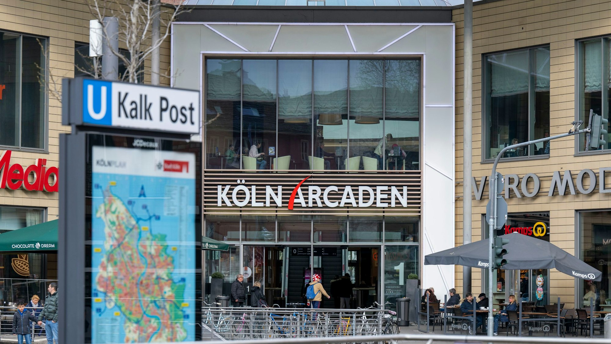 Blick auf die KölnArcaden an der Haltestelle Kalk Post. (Archivbild)