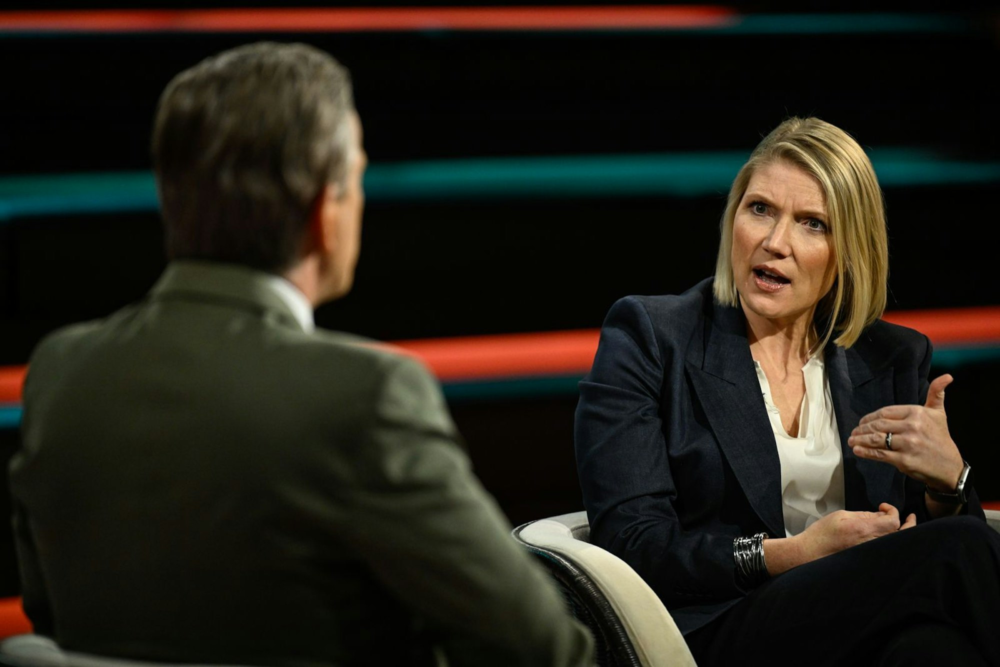 Viele Wählerinnen und Wähler sind unzufrieden mit Donald Trump: Cathryn Clüver Ashbrook äußerte die Hoffnung, dass die Bevölkerung nicht alles mit sich machen lasse. (Bild: ZDF / Markus Hertrich)