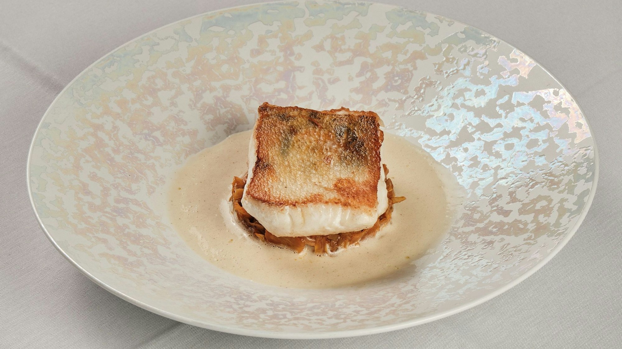 Das fertige Rezept: gebratener Zander mit Paprika-Kraut und Weißweinschaum