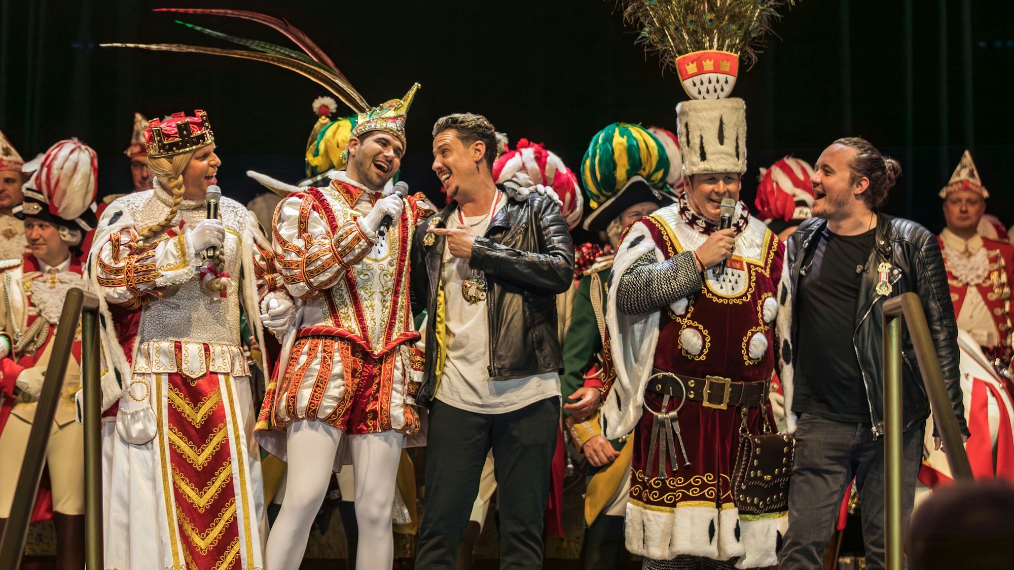 Das Dreigestirn singt auf der Bühne mit Manuel Sauer und Simon Kurtenbach.