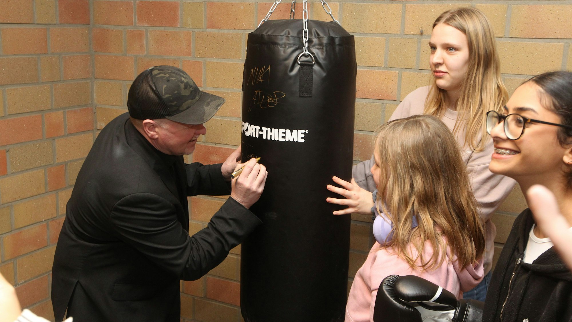 Joey Kelly unterschrieb auf dem neuen Boxsack.