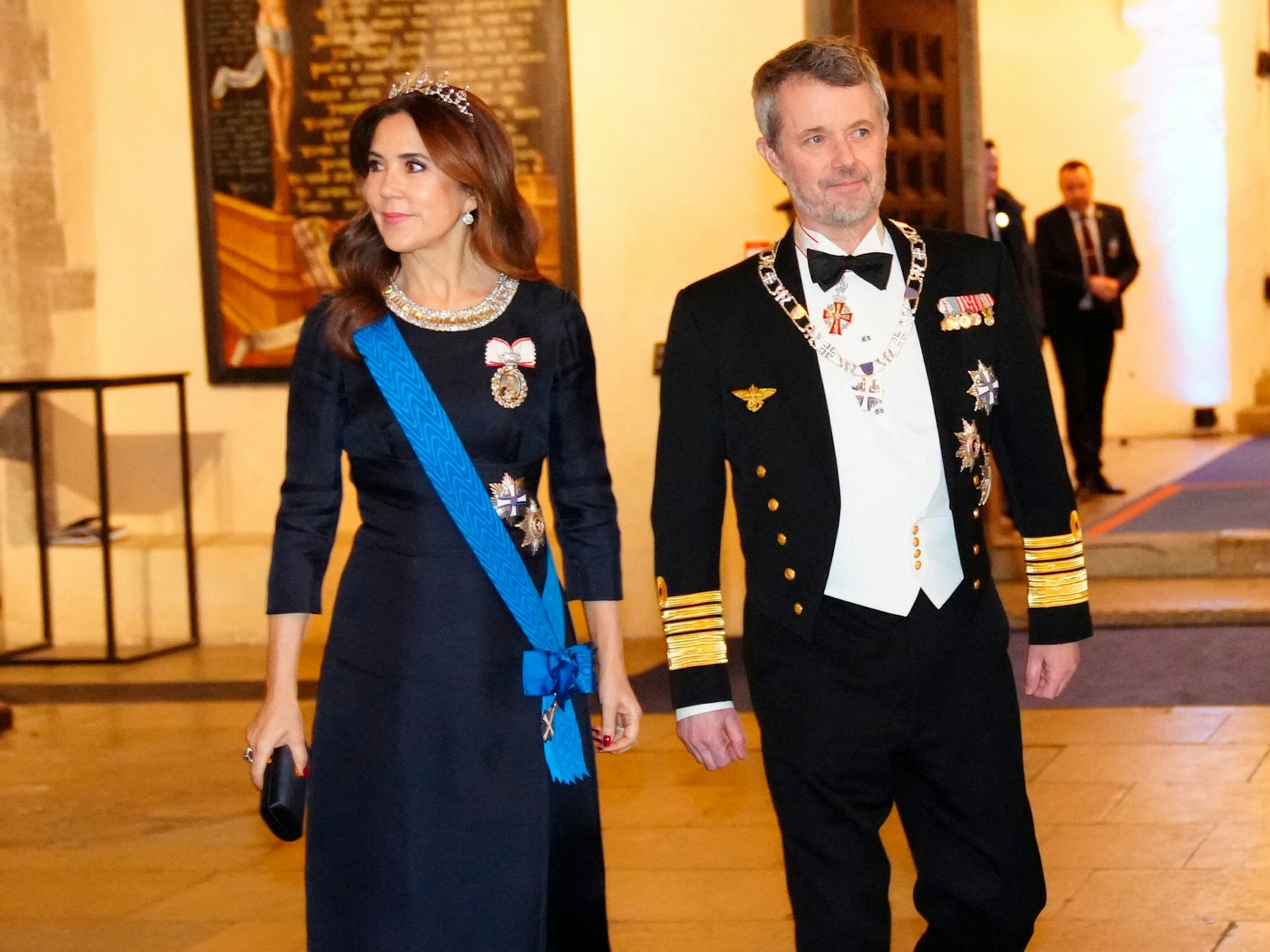 König Frederik X. von Dänemark (2. v. l.) und Königin Mary treffen zum Staatsbankett mit Konzert in der Nikolaikirche in Tallinn ein.