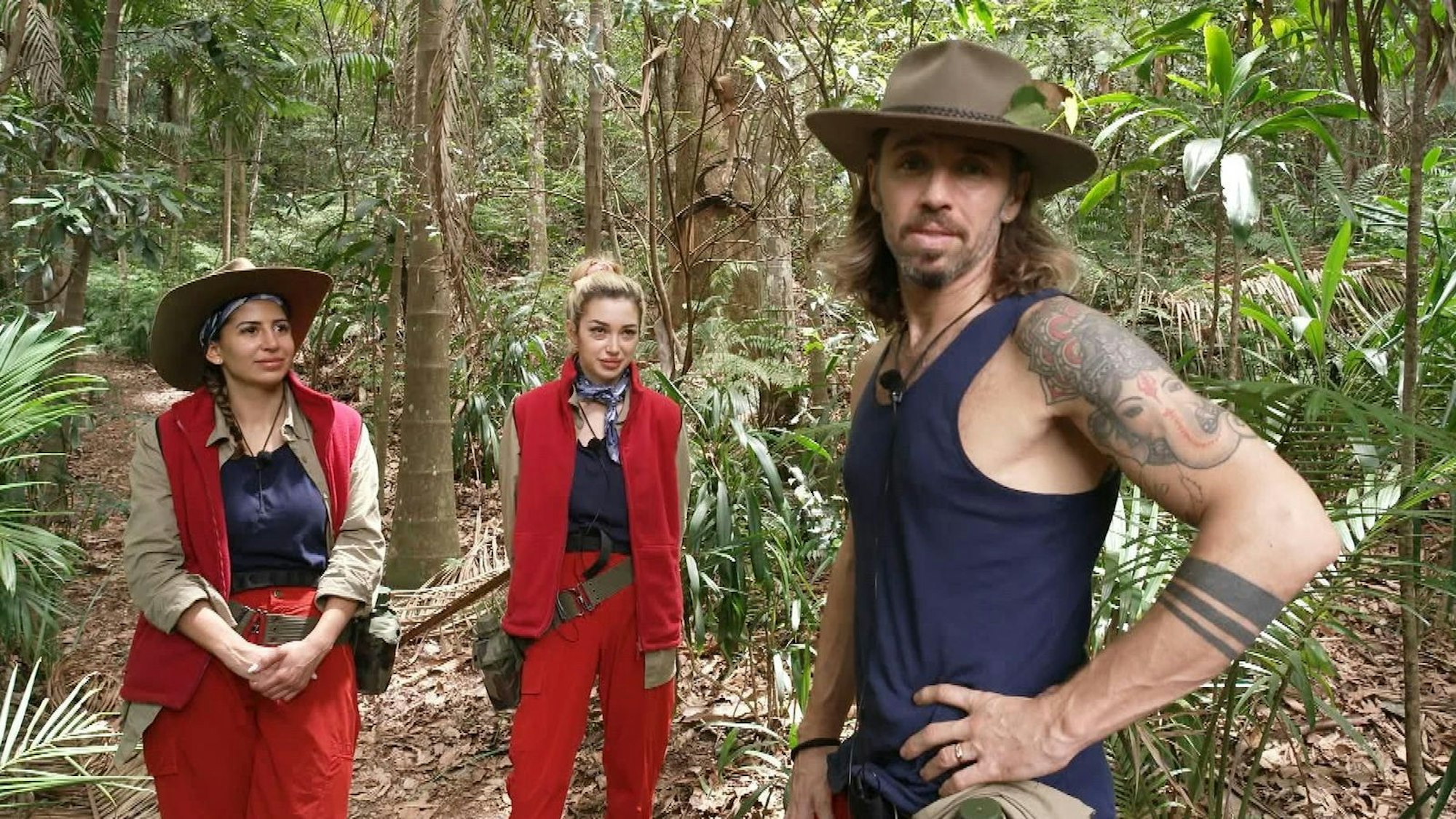 Nach der Dschungelprüfung kommt es zum Streit zwischen Eva (links), Ariel und Gil. (Bild: RTL)