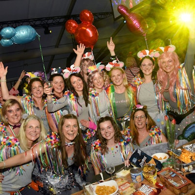 Eine Gruppe aus insgesamt sechzehn Frauen hat sich von dem aktuellen Hit „Karnevalsmaus“ inspirieren lassen und sich als eine solche verkleidet.